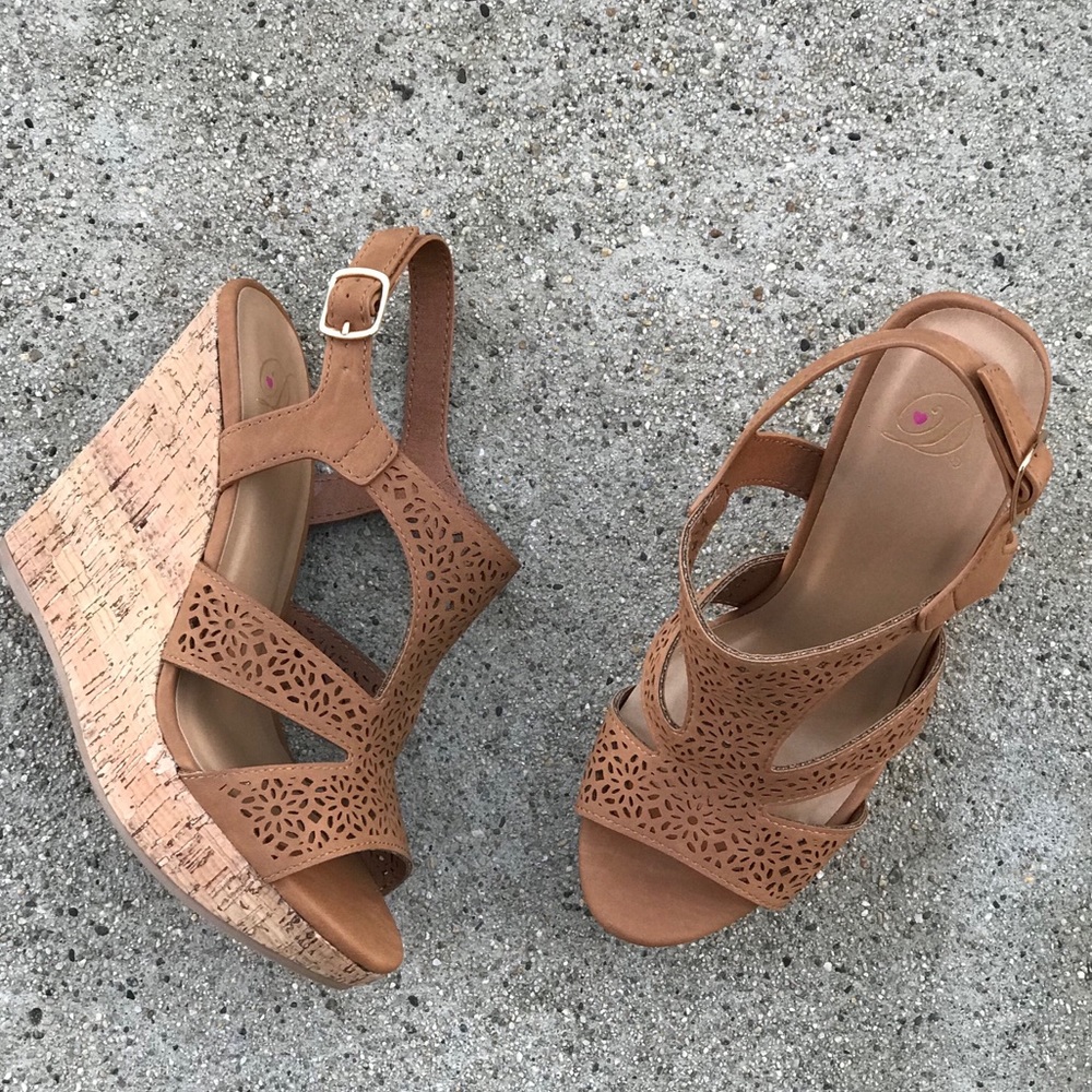 1 Left! Delicious Tan Cork Platform Wedge Sandal - Picture 2 of 8